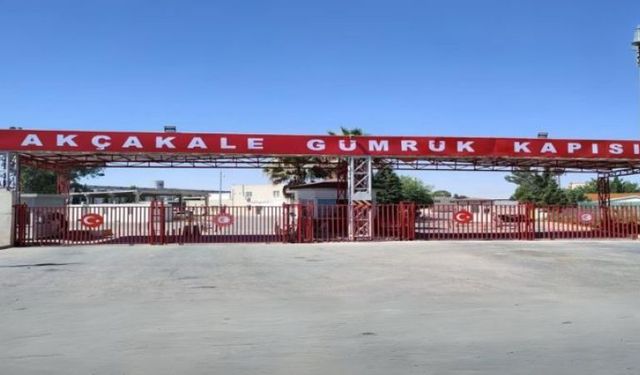 Akçakale Gümrük kapısında neler oluyor! Kendi aracını ateşe verdi