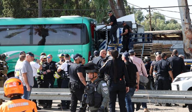 İsrail'de kamyon otobüs durağına daldı: Çok sayıda yaralı!