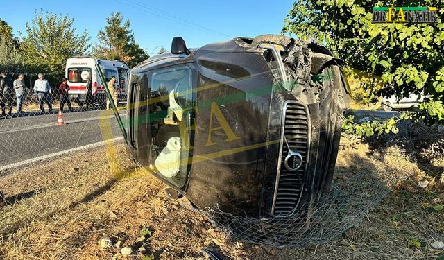 Haliliye’de çarpışan otomobillerden biri yan yattı