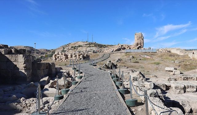 Urfa Kalesi kazılarıyla geçmişe ışık tutuluyor