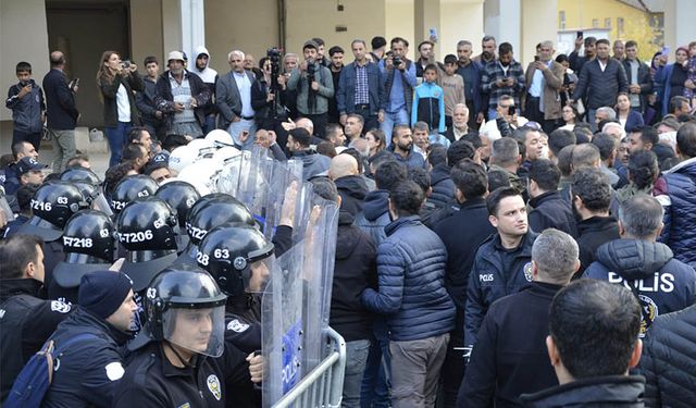 Halfeti Belediyesi önünde polislere taşlı saldırı!