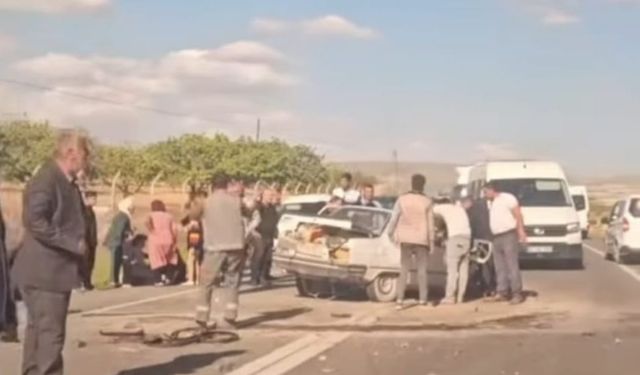 Şanlıurfa Birecik'te İki Otomobil Kafa Kafaya Çarpıştı: Çok Sayıda Yaralı