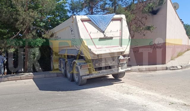 Birecik’te Freni Boşalan Kamyon Dükkanlara Daldı