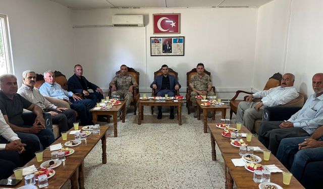 Bozova Kaymakamı ve Jandarma Ekipleri Bayram Öncesi Vatandaşla Buluştu