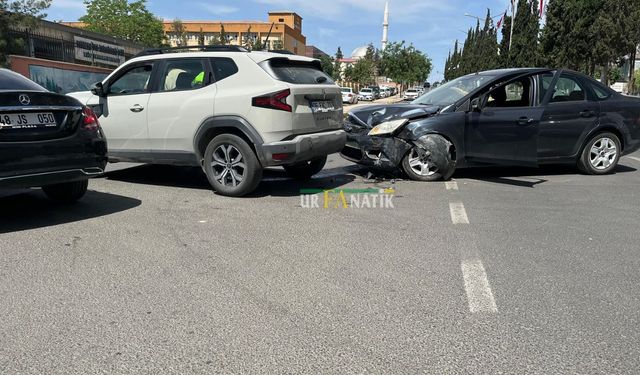 Şanlıurfa Haliliye’de İki Araç Kafa Kafaya Çarpıştı!