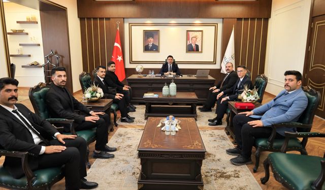 Ülkü Ocakları, Kaymakam Şahin’e 150 Yıllık Antika Zarf Açacağı Hediye Etti