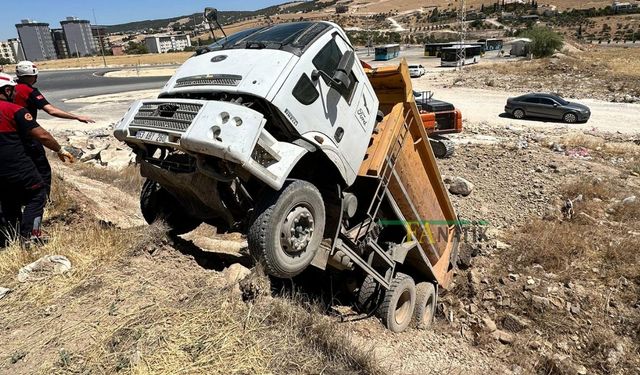 Şanlıurfa’da Kamyon Şarampole Yuvarlandı!
