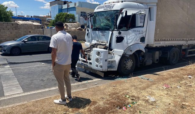 Şanlıurfa Viranşehir'de İki Tır Kırmızı Işıkta Çarpıştı: Sürücü...