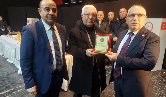Şanlıurfa Esnaf Başkanını Yeniden Seçti: İlk Kez Bir Eş Plaketi Takdim Etti