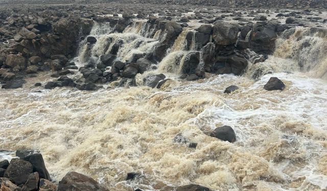 Şanlıurfa’da 5 Metrelik Doğal Harika: Ziyaretçilerini Büyülüyor
