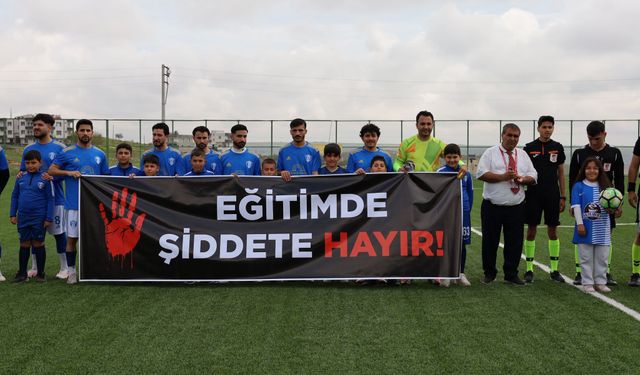Sahada “Şiddete Hayır” Pankartı