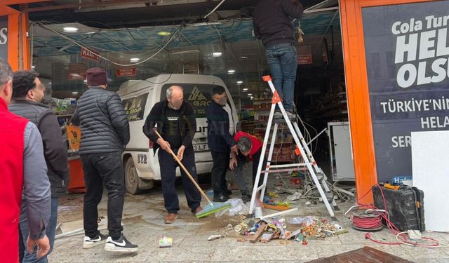 Şanlıurfa’da Minibüs Zincir Markete Daldı: Yaralı Var