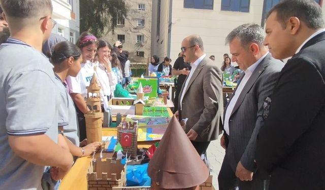 Öğrencilerden Şaşırtan Eserler! Akçakale’de Sergi Açıldı