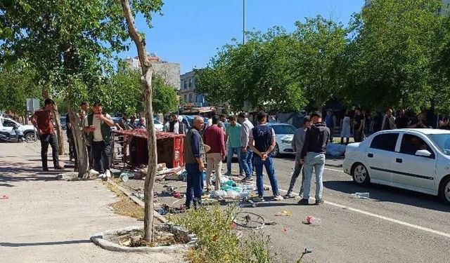 Şanlıurfa’da Otomobil ile Motosiklet Çarpıştı: Yük Yola Saçıldı