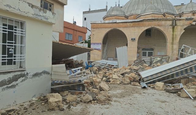 Fırtına Cami Vurdu: Şanlıurfa’da Büyük Tehlike Atlatıldı