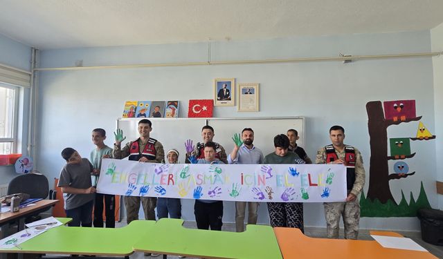 Halfeti’de Jandarmadan Özel Eğitim Öğrencilerine Moral Etkinliği