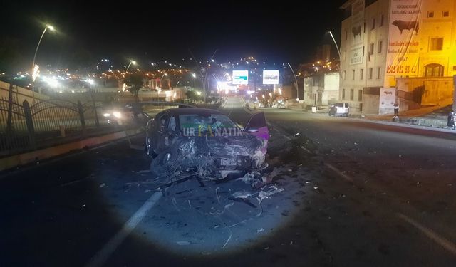 İpekyolu Bulvarı Savaş Alanına Döndü: Hurdaya Dönen Araçtan Sağ Çıktılar