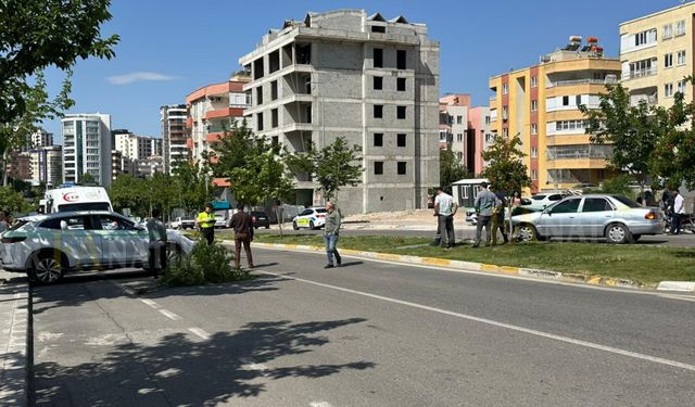 Karaköprü Alibaba Mahallesi'nde İki Otomobil Çarpıştı: 1 Yaralı