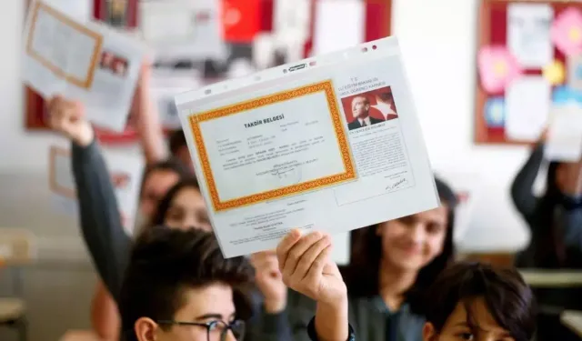 Karneler Saat Kaçta Verilecek 2026, Karne Günü Okula Saat Kaçta Gidilecek?