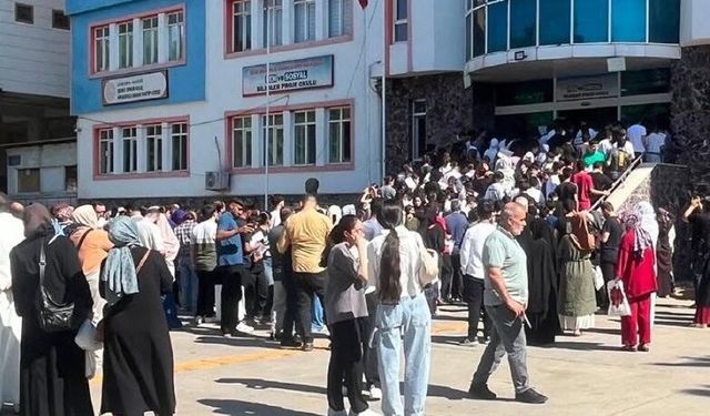 Şanlıurfa’da LGS Heyecanı: Veliler Dışarıda, Öğrenciler Sınavda