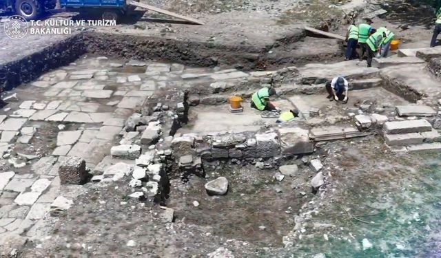 Aspendos'ta Roma Dönemine Ait Nadir Mozaik Keşfedildi