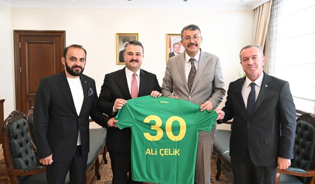 Bakan Yardımcısı Ali Çelik’e Şanlıurfaspor Forması