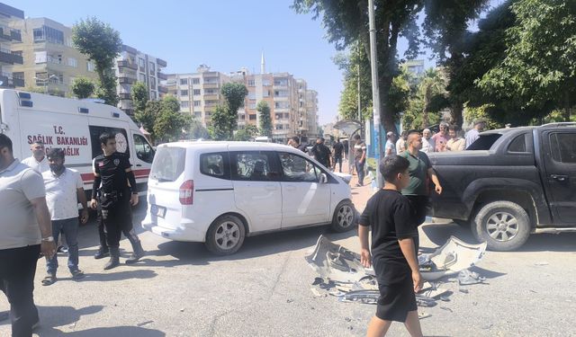 Birecik’te Kontrolden Çıkan Hafif Ticari Araç Direğe Çarptı