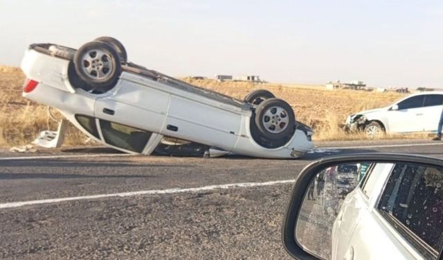 Şanlıurfa’da Çarpışan Araçlardan Biri Şarampole Uçtu, Diğeri Takla Attı