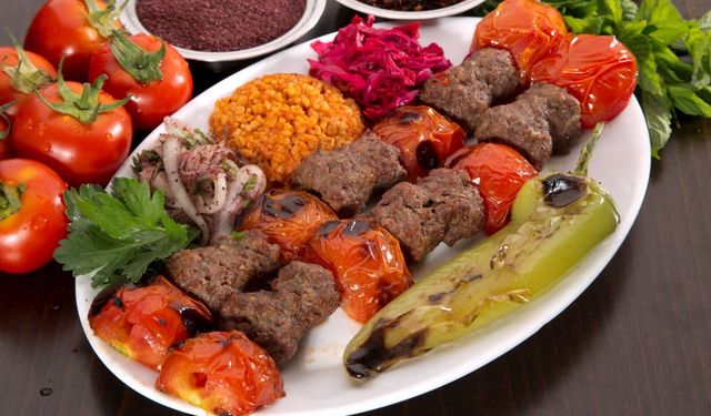 Güneydoğu’nun Vazgeçilmez Lezzeti: Domatesli Kebabın Sırrı ve Püf Noktaları