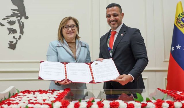 Fatma Şahin 1 Aylık Maaşını Venezuela Depremzedelerine Bağışladı