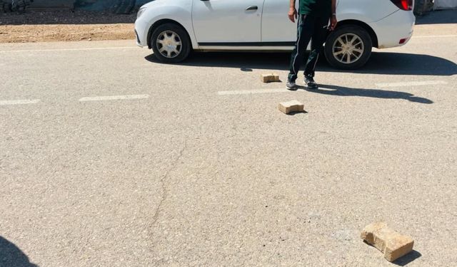 Hilvan’da Kaza Bardağı Taşırdı: Vatandaşlar Yolu Kapattı