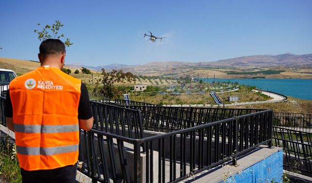 Kahta Belediyesi Millet Bahçesi'nde Drone ile İlaçlama Yaptı