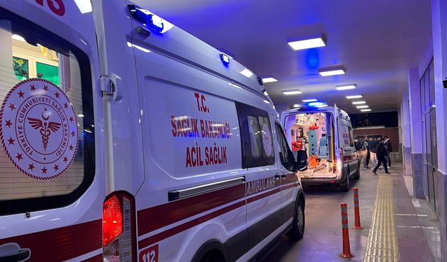 Karaköprü’de Otomobil ile Motosiklet Çarpıştı: 2 Genç Yaralandı