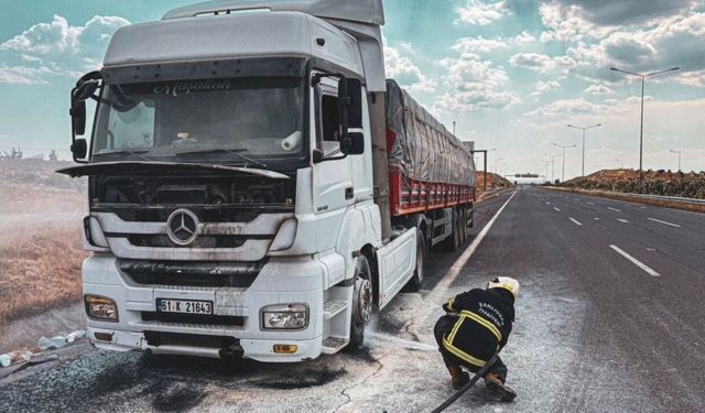 Şanlıurfa-Suruç Otoyolunda Tır Yangını: Sürücünün Dikkati Faciayı Önledi