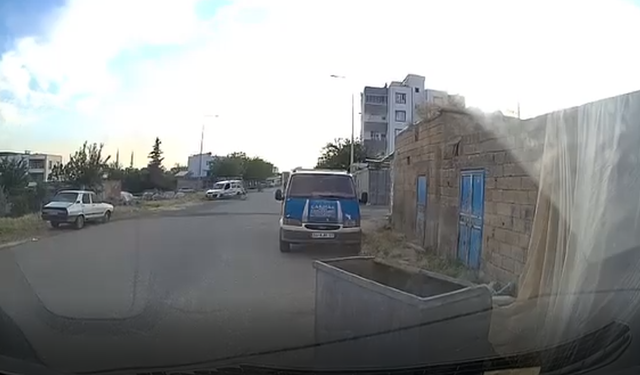 Siverek'te Hafif Ticari Araç Bisikletli Çocuğa Çarptı: Kaza Kameraya Yansıdı