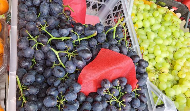 Şanlıurfa Tezgahlarında Siyah Üzüm Sezonu Başladı: Kilosu 250 TL’den Satılıyor