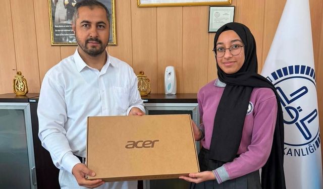 Halfeti’de Umre Ödüllü Yarışmada Başarılı Öğrencilere Ödülleri Verildi