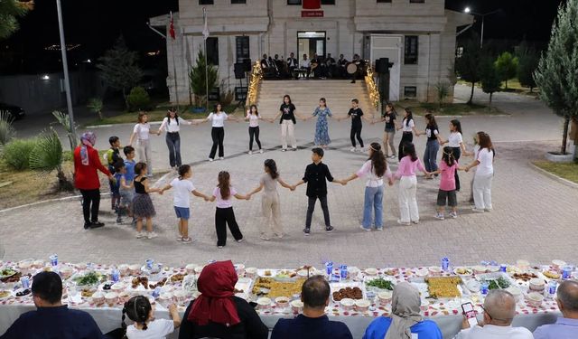 Çocuklar Geleneksel Sıra Gecesinde Buluştu