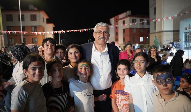 Kahta Belediyesi Çocuklar İçin Sinema Gecesi Düzenledi