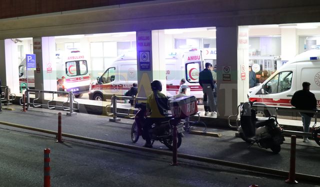 Piazza Kavşağı'nda İki Otomobil Çarpıştı: Yaralılar Var