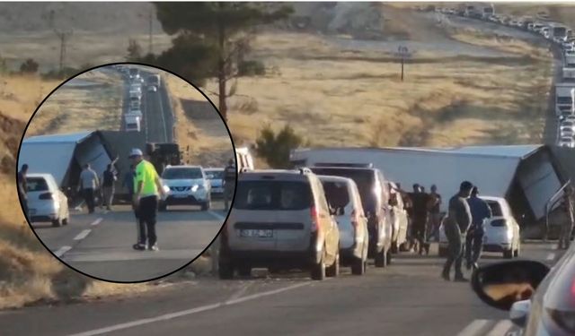 Suruç Ölüm Yolunda Tır Devrildi: Yol Trafiğe Kapandı, Sürücü Yaralandı