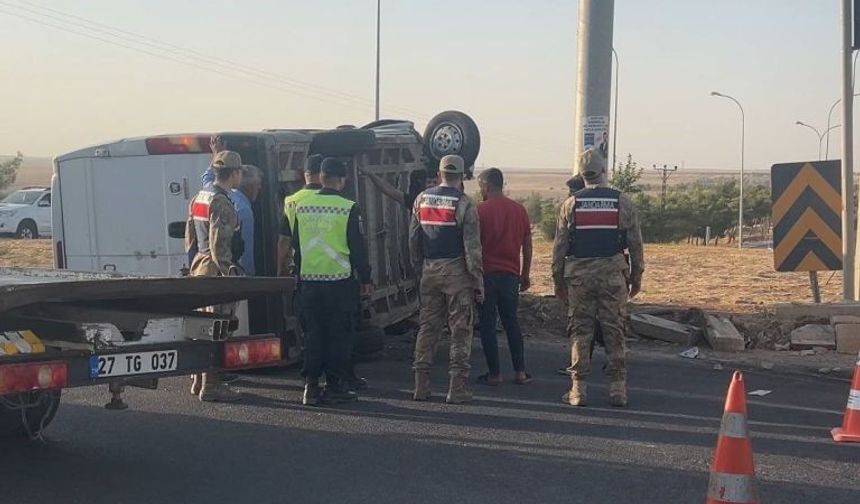 Ceylanpınar'da hafif ticari araç devrildi 