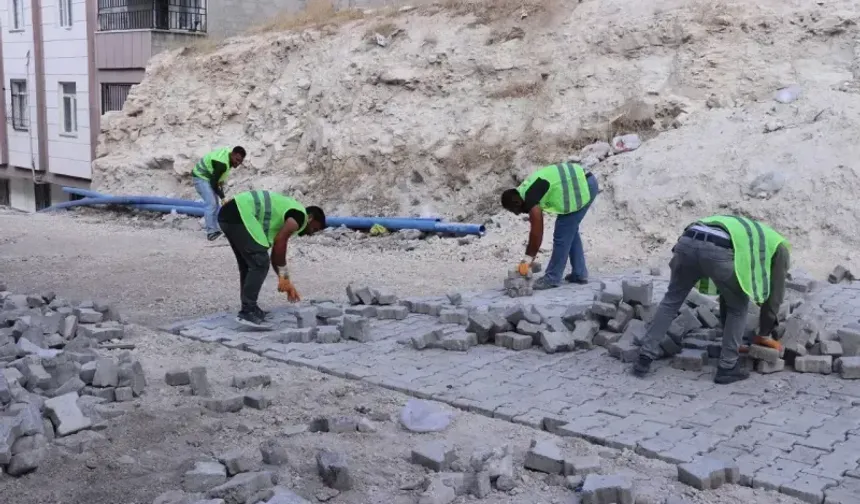 Haliliye Belediyesi üstyapı çalışmasıyla yolları onarıyor