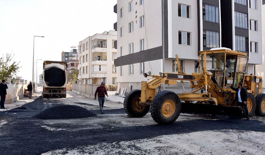 Siverek’te okul yolları asfaltlanıyor