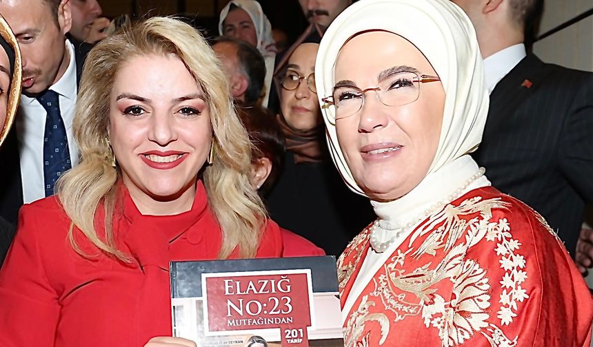 Mehtap Özer Seyran, Emine Erdoğan’a, Elazığ No:23 Mutfağı Kitabını Hediye Etti