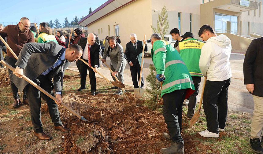 Karaköprü'de Okullarda Ağaçlandırma Ve Çevre Bilinci Eğitimleri Sürüyor