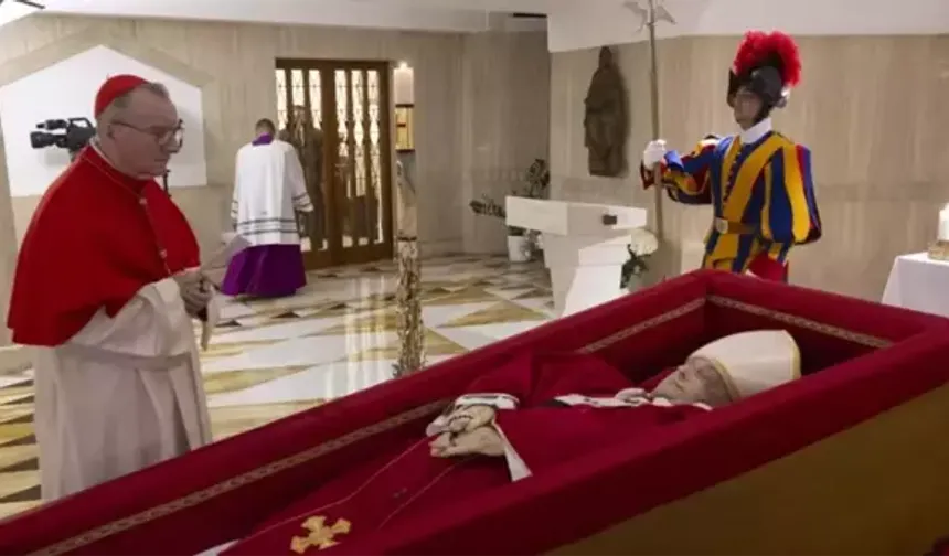 Papa Francis mumyalandı mı, tabuttaki hali ne? Papa'nın tabutunda ne var, nereye gömülecek?