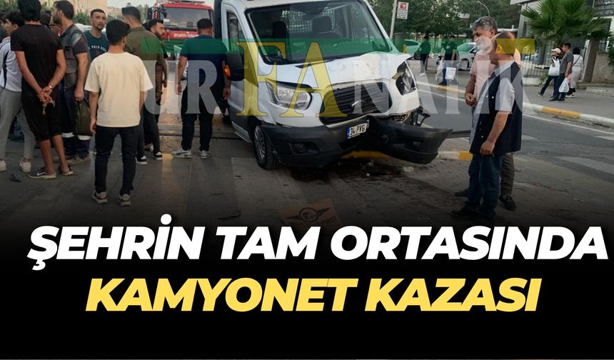 Şehrin Göbeğinde Briket Yüklü Kamyonet Kaza Yaptı: Yaralı Var