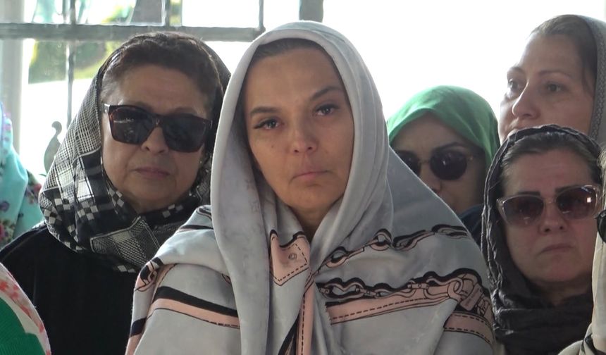 Ünlü Şarkıcı Demet Akalın’ı Yıkan Ölüm Haberi