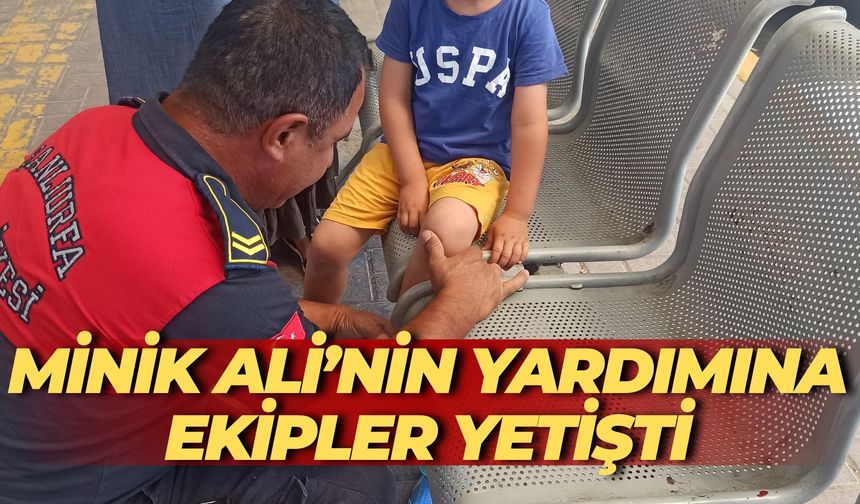 Şanlıurfa’da Otobüs Durağında Panik: Çocuk Demir Bankta Sıkıştı